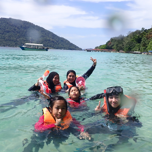 mandi laut di pulau perhentian, terengganu