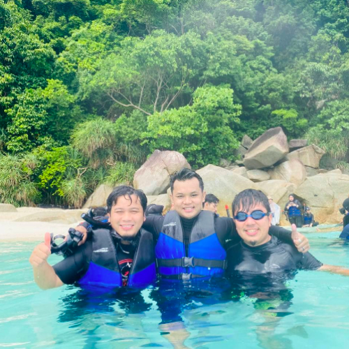 mandi laut di pulau redang, terengganu