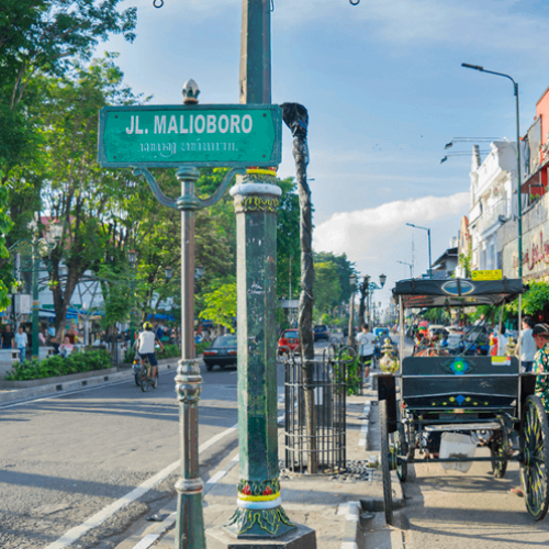 malioboro street di jogjakarta, indonesia