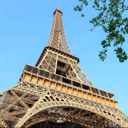 naik eiffel tower di paris